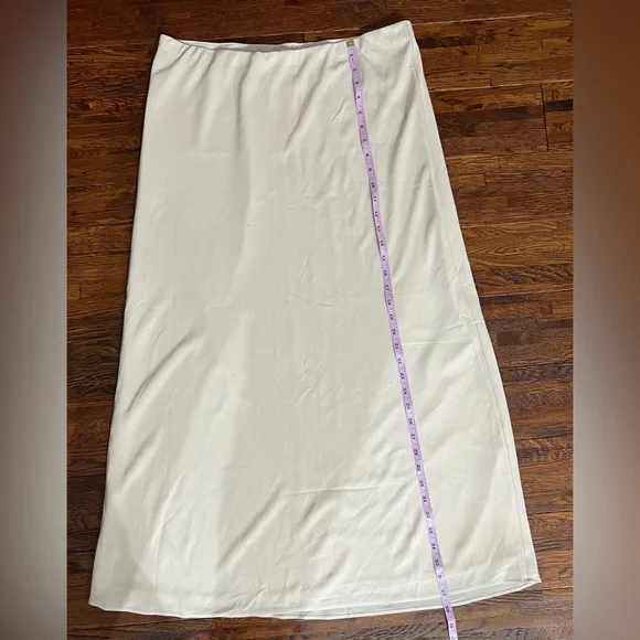 ABERCROMBIE AND FITCH - 2 Layer Flowy Maxi Skirt in Very Light Pink - Picture 4 of 7